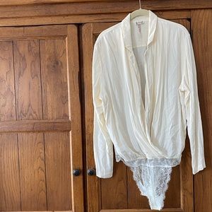 Free People off white long sleeve v-neck bodysuit blouse! Like new! Worn once!